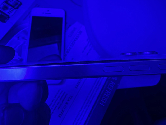 Tình trạng pin iPhone 16 Pro Max bị phồng khi đang trên máy bay (Nguồn: Reddit)