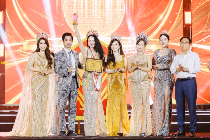 Trưởng BGK – Ca nhạc sĩ Ngọc Sơn (Chủ tịch Topstar Entertainment tại Việt Nam), Phó Trưởng BGK – NSND Vương Duy Biên (Nguyên Thứ trưởng Bộ Văn hoá, Thể thao và Du lịch) và Hoa hậu Doanh nhân Hương sắc Việt Nam 2025 Đoàn Thị Minh Toán, Hoa hậu Doanh nhân Châu Á 2025 Ban Thị Thu và Hoa hậu Doanh nhân Việt Nam 2026 Nguyễn Hoàng Vân thực hiện nghi thức trao giải cho nàng tân hậu. Photo: Team Bình Nguyễn