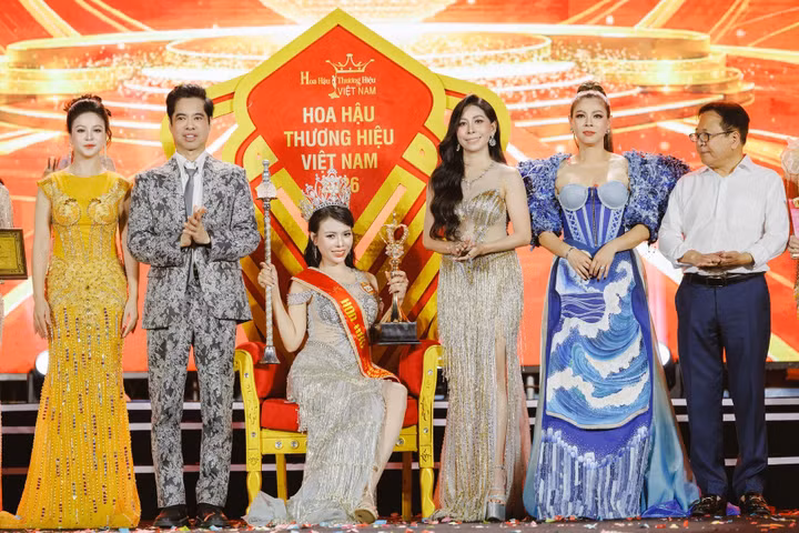 Bùi Thị Thùy Dương (SBD 225, Đồng Tháp) Giám đốc Công ty TNHH MTV Mỹ nghệ An Khang Tháp Mười đăng quang Hoa hậu Thương hiệu Việt Nam 2026. Photo: Team Bình Nguyễn