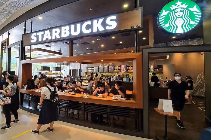 Các cửa hàng cà phê tại Singapore, đặc biệt là trong các trung tâm thương mại, thường rất đông đúc
