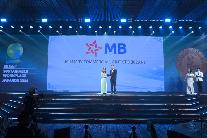 Bà Đặng Minh Huyền, Giám đốc Nhân sự MB nhận giải thưởng “Doanh nghiệp có môi trường làm việc bền vững” bởi HR Asia