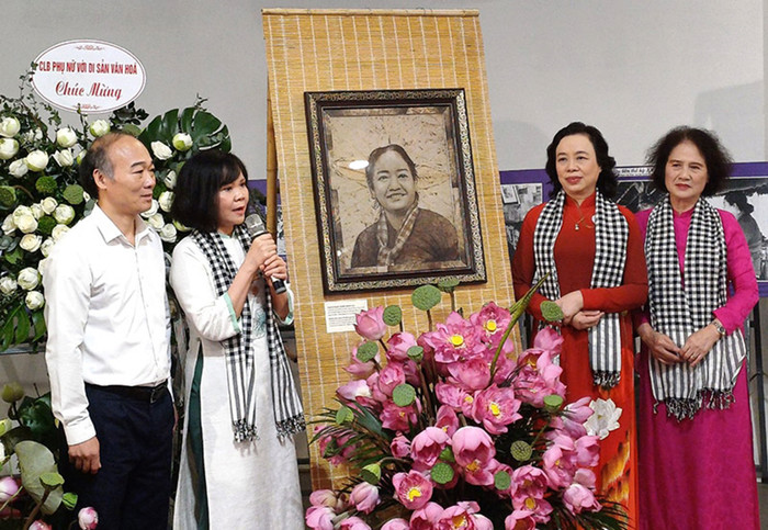 Nguyên Uỷ viên Trung ương Đảng, nguyên Phó Bí thư Thường trực Thành uỷ Hà Nội, Phó Chủ nhiệm CLB Phụ nữ với di sản văn hoá Ngô Thị Thanh Hằng (thứ 2 từ phải sang) và Chủ nhiệm CLB Di sản Áo dài Việt Nam Nguyễn Thị Thanh Tâm (bìa phải) trao tặng bức chân dung bà Nguyễn Thị Định làm từ lá sen cho Giám đốc Bảo tàng Phụ nữ Việt Nam Nguyễn Thị Tuyết (thứ 2 từ trái sang). Ảnh: dangconsan.vn