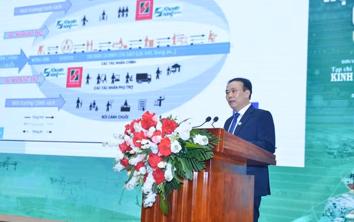 Cục trưởng Cục Kinh tế hợp tác và phát triển nông thôn (Bộ Nông nghiệp và Phát triển nông thôn) Lê Đức Thịnh nêu ý kiến tham luận tại Diễn đàn.