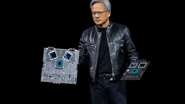 Jensen Huang, đồng sáng lập kiêm CEO của Nvidia, giới thiệu con chip GPU Blackwell mới tại Hội nghị Công nghệ GPU của Nvidia 