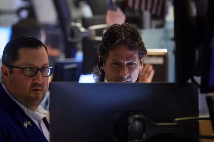 Các trader làm việc tại Sàn giao dịch chứng khoán New York (NYSE)