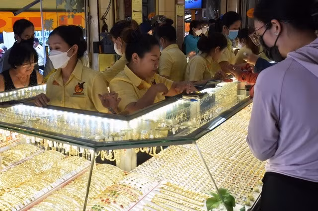 Vàng miếng SJC “nhảy vọt” lên mốc 82 triệu đồng, nới rộng khoảng cách với vàng thế giới