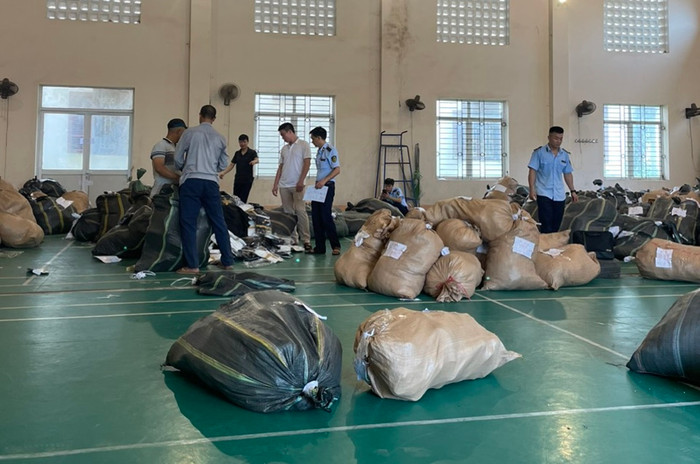 Cơ quan chức năng khám xét kho hàng và kiểm đếm tang vật