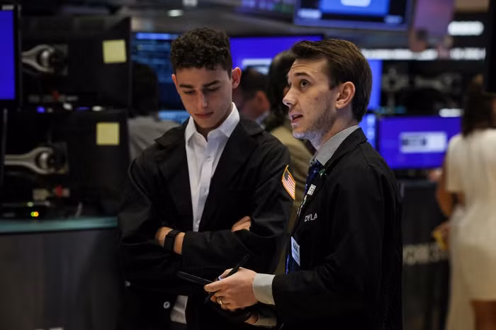 Chứng khoán Mỹ giảm điểm, giá dầu thấp nhất trong hơn một năm