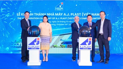 Tính từ trái sang: Ông Kittiphat Suthisamphat - Giám đốc Điều hành Công ty TNHH Đại chúng A.J.Plast, bà Wiraka Moodhitaporn – Tổng Lãnh sự Thái Lan tại thành phố Hồ Chí Minh, ông Phạm Ngọc Thuận - Tổng Giám đốc Becamex IDC, ông Sakchai Patiparnpreechavud - Giám đốc Thương mại kiêm Phó Chủ tịch chuỗi Vinyl, ngành Hoá dầu và Giám đốc Quốc gia SCG tại Việt Nam và ông Trương Văn Phong - Phó trưởng ban Ban quản lý các khu công nghiệp tỉnh Bình Dương tại lễ khánh thành nhà máy A.J. Plast (Việt Nam)