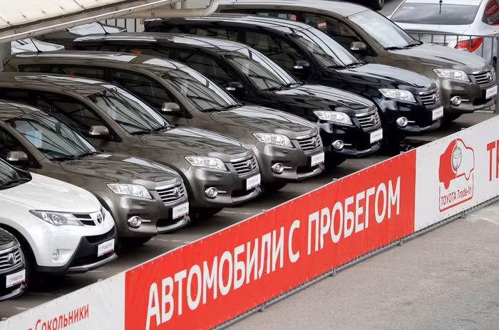 Những chiếc xe Toyota cũ được bày bán tại một đại lý ở Moscow, Nga
