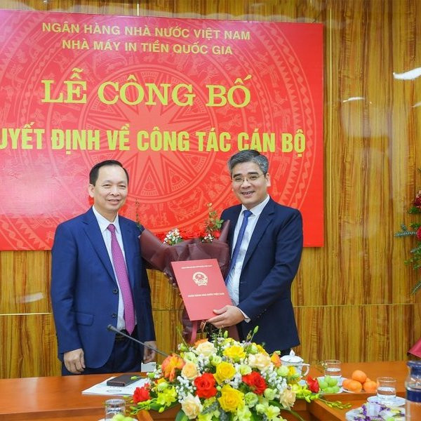 Phó Thống đốc Đào Minh Tú trao quyết định điều động và bổ nhiệm ông Nguyễn Đức Cường giữ chức vụ Chủ tịch Hội đồng thành viên Nhà máy In tiền Quốc gia