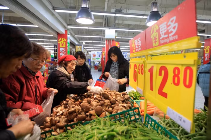 Người dân mua sắm tại một siêu thị ở Thượng Hải, Trung Quốc