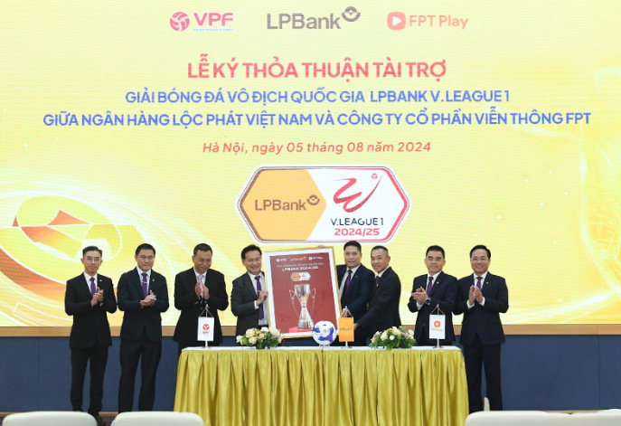 Đại diện LPBank, ông Hoàng Văn Phúc, Phó Tổng Giám đốc và đại diện FPT Telecom, ông Nguyễn Hoàng Linh, Tổng Giám đốc thực hiện ký kết dưới sự chứng kiến của đại diện Lãnh đạo Cục Thể dục Thể thao, Liên đoàn Bóng đá Việt Nam, LPBank, FPT và VPF