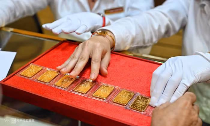 Giá vàng tiếp tục tăng mạnh, trong nước chênh thế giới 2,6 triệu đồng/lượng