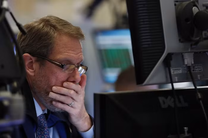 Một trader làm việc tại sàn giao dịch chứng khoán New York (NYSE)