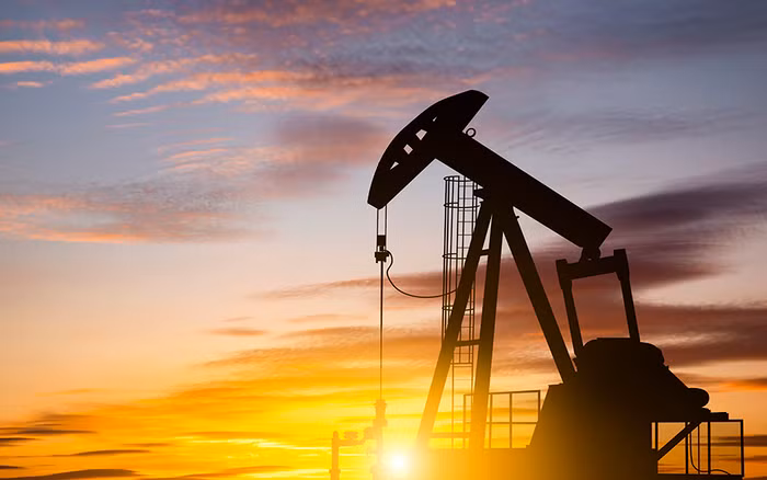 Giá dầu tiếp tục tăng cao do lo ngại về nguồn cung