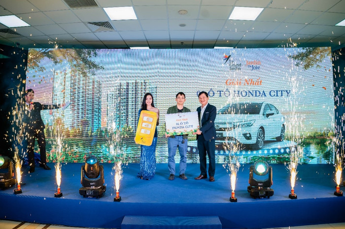 Lá thăm trúng thưởng xe ô tô Honda City đã gọi tên anh Bùi Thanh Tùng ,Chủ nhân căn hộ tại tòa G4