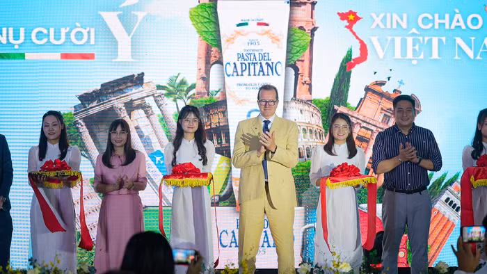 Nhà sáng lập Nguyễn Hải Yến, Giám đốc xuất khẩu toàn cầu của Pasta Del Capitano Maurizio Bignotti và diễn viên Minh Tiệp tại sự kiện 