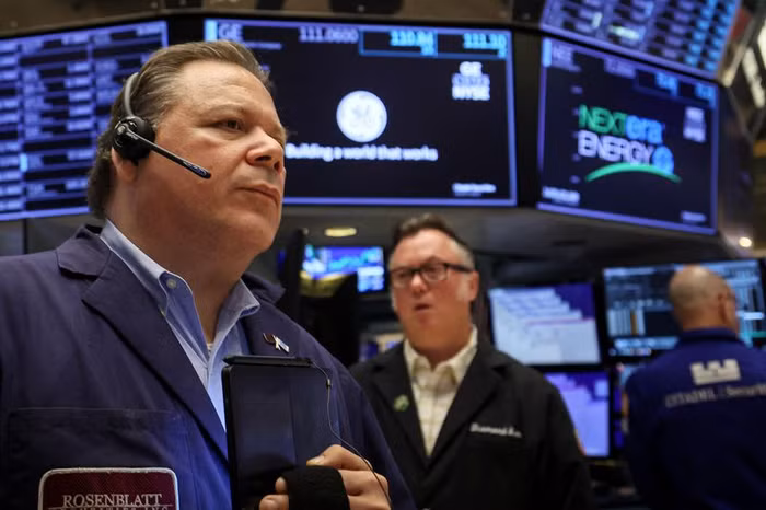 Các trader làm việc tại Sàn Giao dịch Chứng khoán New York (NYSE), Mỹ