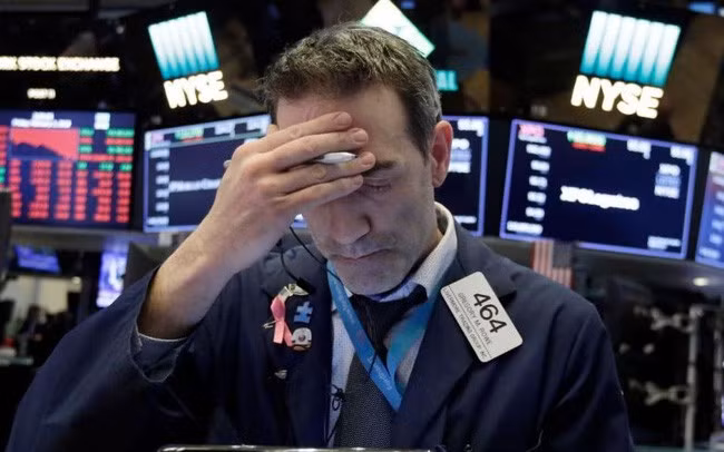 Một trader làm việc tại Sàn giao dịch chứng khoán New York (NYSE)