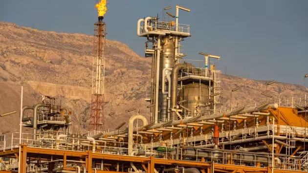 Một nhà máy lọc dầu ở phía bắc Iran