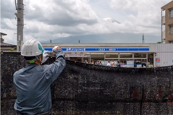 Phát mệt vì khách du lịch, một thị trấn Nhật Bản đặt hàng rào che “view” núi Phú Sĩ