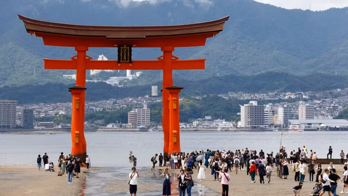 Kể từ tháng 10:2023, du khách tới thăm Miyajima (Nhật Bản) sẽ phải trả một khoản phí nhỏ để giúp bảo tồn hòn đảo.jpg