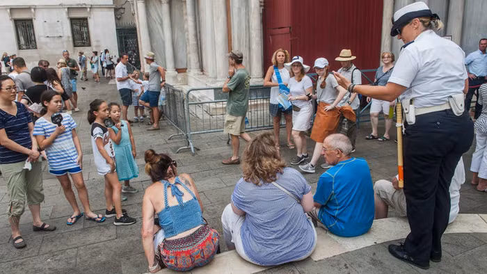 Du khách nằm trên cầu, đường, bậc thang ở Venice có thể sẽ bị phạt 200 Euros và cấm khỏi khu vực.jpg