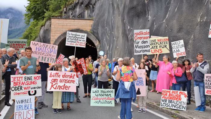 Cư dân tại Hallstatt biểu tình về vấn nạn quá tải du lịch.jpg