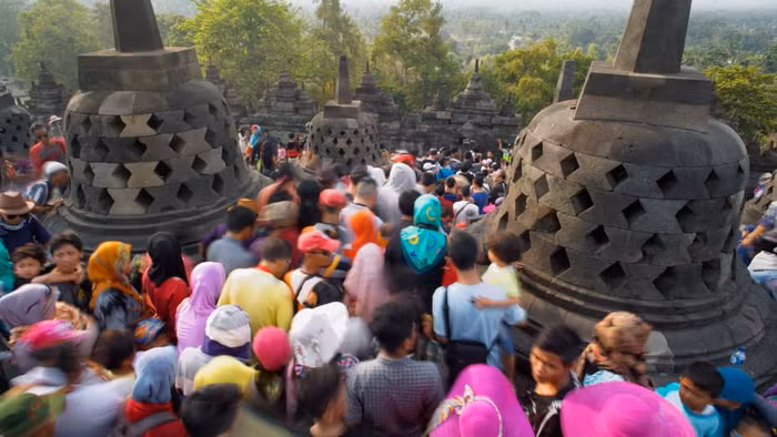 Ngôi đền Borobudur tại Indonesia chật cứng khách du lịch