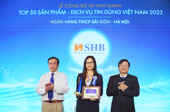 Bà Đoàn Thái Thanh Thủy, Giám đốc Trung tâm Phát triển sản phẩm Khách hàng cá nhân, đại diện SHB nhận giải thưởng "Top 50 Sản phẩm - Dịch vụ Tin dùng Việt Nam 2023"