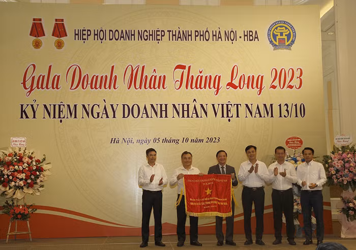 Ông Nguyễn Khắc Định, Ủy viên Ban Chấp hành Trung ương Đảng, Phó Chủ tịch Quốc hội Nước cộng hòa XHCN Việt Nam trao cờ thi đua của Chính phủ cho tập thể lãnh đạo Tổng Công ty Đầu tư Phát triển Hạ tầng Đô thị UDIC vì đã hoàn thành xuất sắc, toàn diện nhiệm vụ công tác, dẫn đầu phong trào thi đua yêu nước năm 2022 của Hà Nội. Ảnh: Văn Đạt