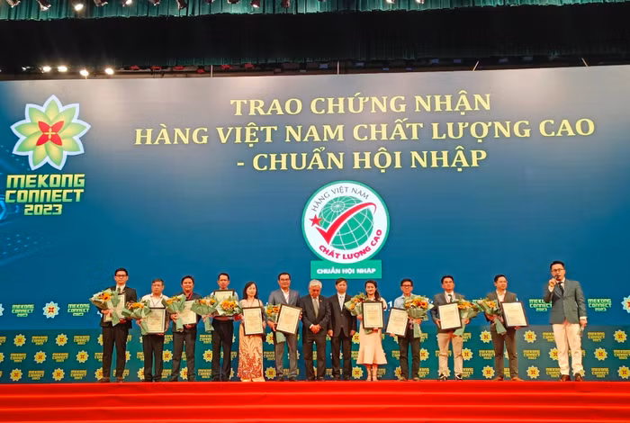 Điện Quang nhận danh hiệu “Hàng Việt Nam chất lượng cao – Chuẩn hội nhập”