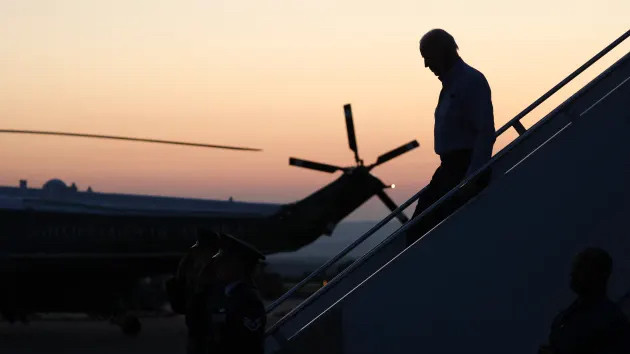 Hình ảnh Tổng thống Mỹ Joe Biden bước xuống từ Air Force One tại Sân bay Hagerstown Regional, Maryland (Mỹ)