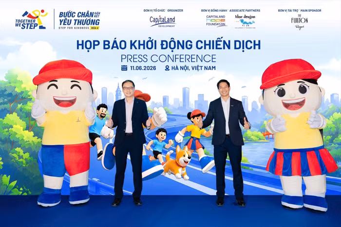 Ông Alwin Low, Tổng giám đốc CLD Việt Nam khu vực miền Bắc, cùng ông Đỗ Duy Vị, đồng Giám đốc điều hành Tổ chức Trẻ em Rồng Xanh thực hiện nghi thức khởi động chiến dịch “Bước chân gắn kết yêu thương”