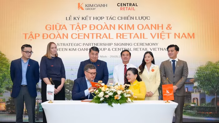Đại diện Kim Oanh Group và Central Retail Việt Nam ký kết hợp tác chiến lược cùng phát triển hệ sinh thái thương mại - dịch vụ hiện đại tại các khu đô thị