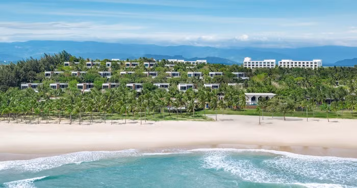 JW Marriott Cam Ranh Bay Resort & Spa nằm nép mình trên Bãi Dài, bên bờ vịnh Cam Ranh, một trong những vịnh biển tự nhiên nguyên sơ đẹp nhất thế giới