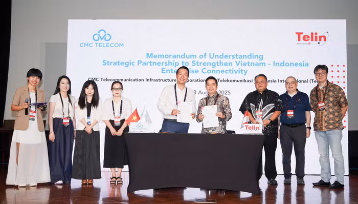 Ông Đặng Tùng Sơn - SVP/ CSO Tập đoàn công nghệ CMC và ông Indarto CEO - Telin Singapore ký kết thỏa thuận hợp tác chiến lược