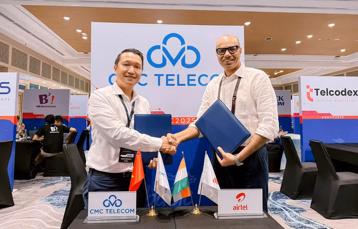 Ông Đặng Tùng Sơn, SVP/ CSO Tập đoàn công nghệ CMC và ông Binod Sriwastav, Giám đốc Kinh doanh Toàn cầu, Airtel ký kết thỏa thuận hợp tác chiến lược