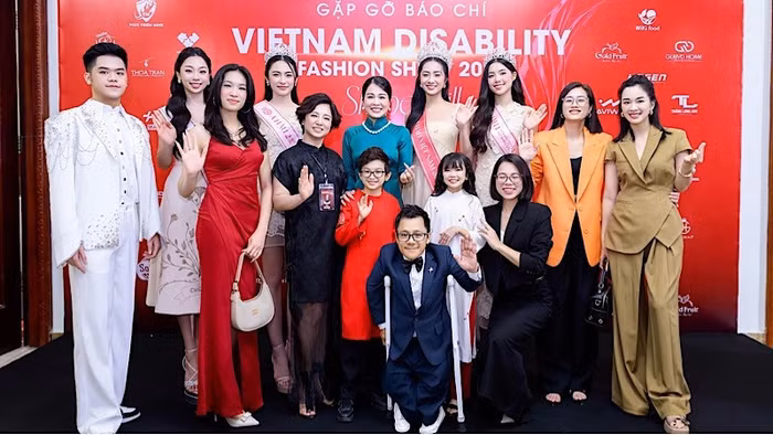 Các đại biểu, diễn giả và người mẫu tham gia chương trình