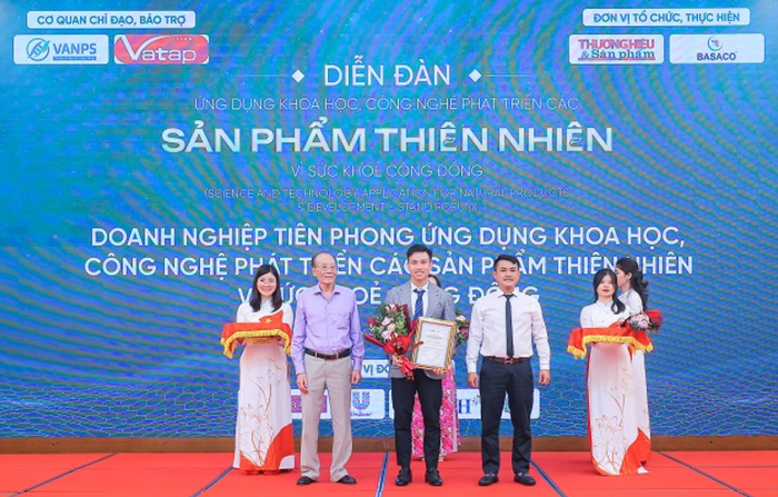 Thạc sĩ Nguyễn Minh Hoàng, Phó Tổng giám đốc Dược phẩm Tâm Bình đại diện Công ty nhận giải thưởng anh-chup-man-hinh-2025-10-02-luc-101421-sa.png