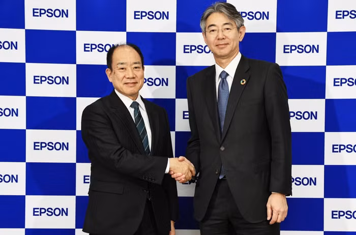 Ông Yasunori Ogawa (bên trái), tân Chủ tịch Hội đồng Quản trị, Tập đoàn Seiko Epson và ông Junkichi Yoshida (bên phải), tân Chủ tịch, Giám đốc đại diện kiêm Tổng Giám đốc, Tập đoàn Seiko Epson 