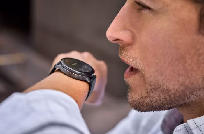 GPS Venu 4 được giới thiệu với hai kích thước 41mm và 45mm, nhiều phối màu trẻ trung như trắng ngà hay vàng chanh. Đồng hồ tích hợp loa, micro và đèn pin LED, cho phép gọi điện, nhận thông báo, điều khiển trợ lý giọng nói và thậm chí ra lệnh trực tiếp ngay trên cổ tay.
