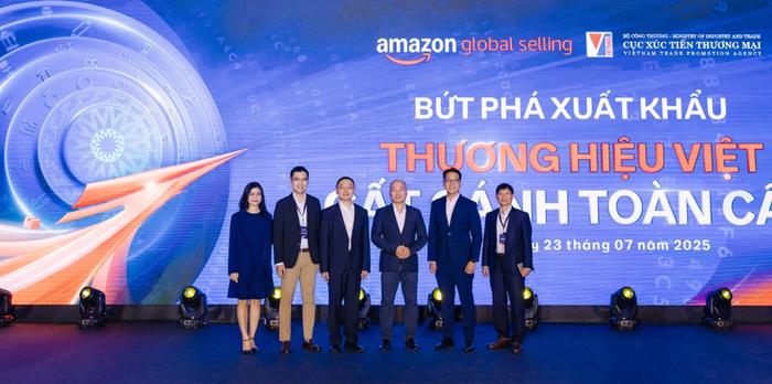 Hội nghị Bứt phá Xuất khẩu: Thương hiệu Việt cất cánh toàn cầu tại Hà Nội với sự tham dự của đại diện lãnh đạo Cục Xúc tiến Thương mại (Vietrade) - Bộ Công Thương, Hiệp hội Dệt may Việt Nam (VITAS) và Amazon Global Selling Việt Nam