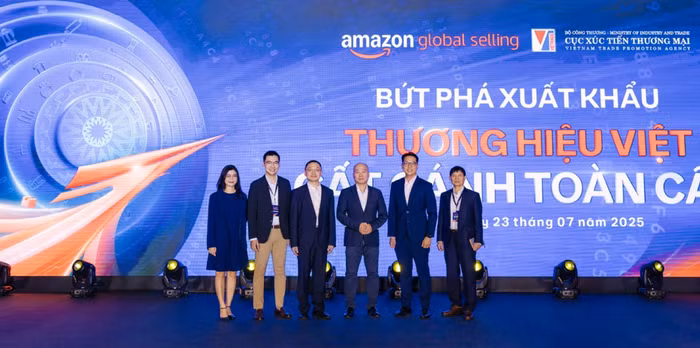 Hội nghị Bứt phá Xuất khẩu: Thương hiệu Việt cất cánh toàn cầu tại Hà Nội với sự tham dự của đại diện lãnh đạo Cục Xúc tiến Thương mại (Vietrade) - Bộ Công Thương, Hiệp hội Dệt may Việt Nam (VITAS) và Amazon Global Selling Việt Nam