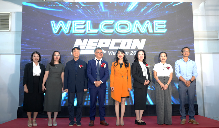 Các đại biểu chụp ảnh lưu niệm tại lễ khai mạc triển lãm anh-chup-man-hinh-2025-09-10-luc-40616-ch.png