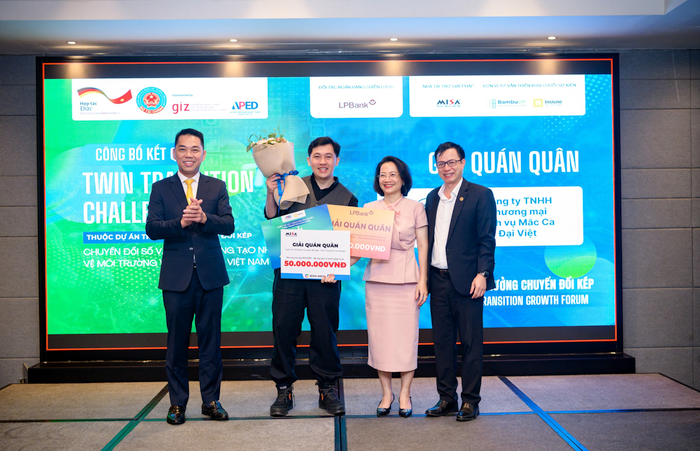 Đại diện Maca Đại Việt nhận giải Quán quân cuộc thi Twin Transition Challenge 2025