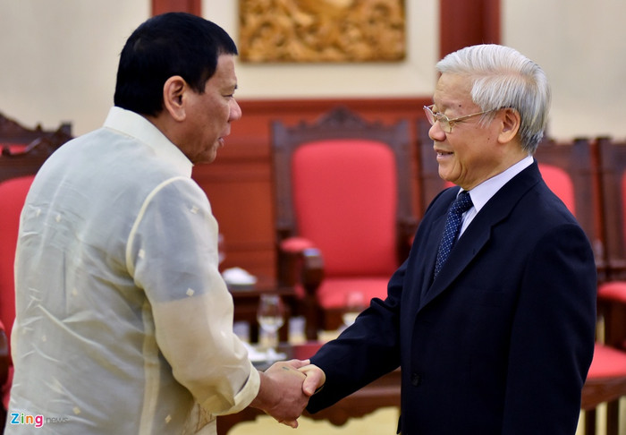 Ngay sau đó, vào lúc 17h40, Tổng thống Philippines đến chào xã giao Tổng bí thư Nguyễn Phú Trọng tại văn phòng Trung ương Đảng Cộng sản Việt Nam.