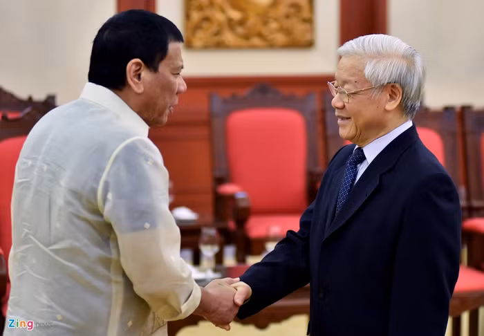 Ngay sau đó, vào lúc 17h40, Tổng thống Philippines đến chào xã giao Tổng bí thư Nguyễn Phú Trọng tại văn phòng Trung ương Đảng Cộng sản Việt Nam.