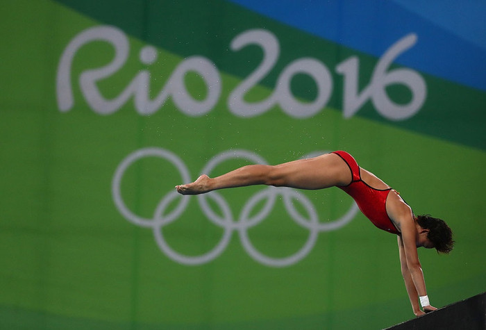 Trong 2 lần nhảy cuối, Qian Ren đều đạt điểm 91,20. Kết quả này giúp cô vượt qua được đàn chị Si Yajie (18 tuổi) - VĐV giành HCV thế giới nội dung 10 m cầu cứng nữ năm 2013 ở tuổi 14.